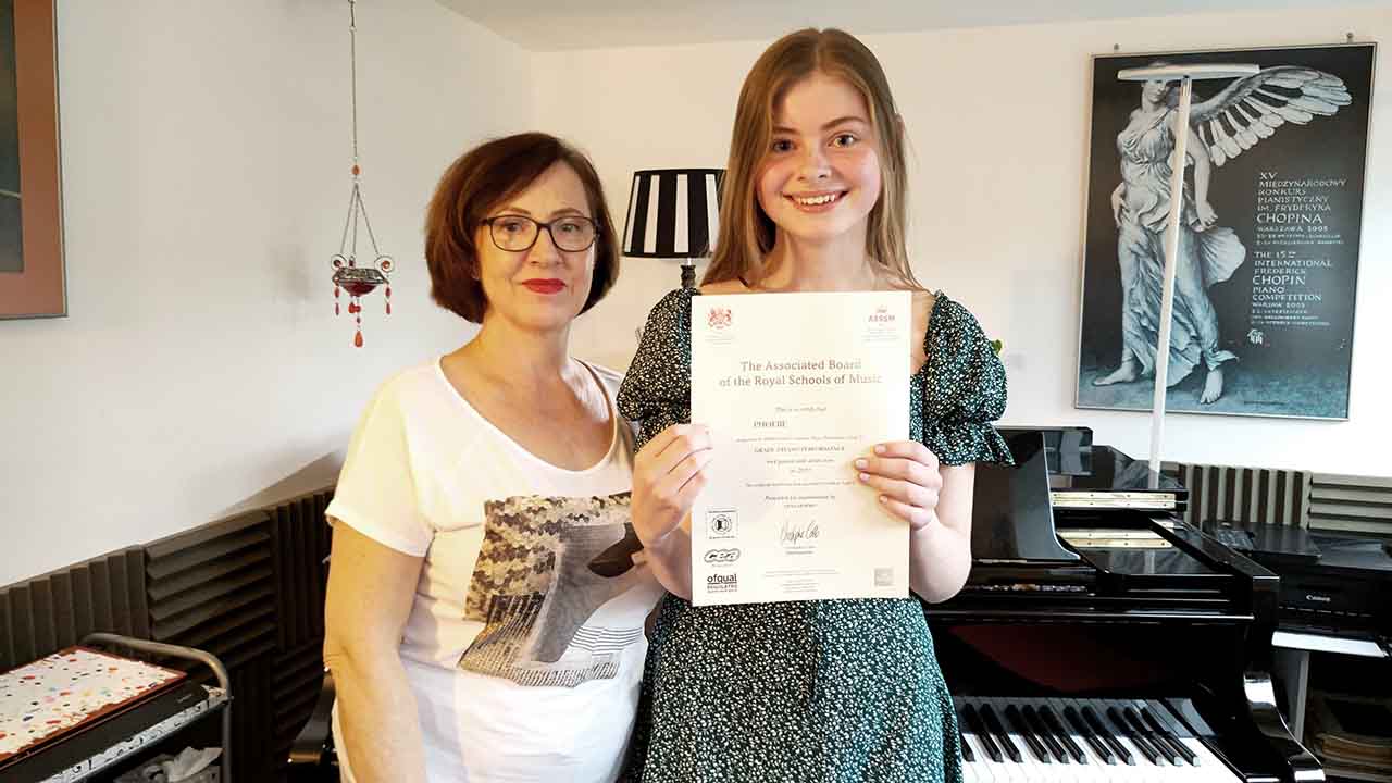 Anna presenting ABRSM Grade 2 Certificate to Phoebe