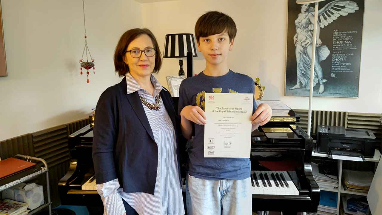 Anna Peszko presenting ABRSM Grade 7 distinction certificate to Alex